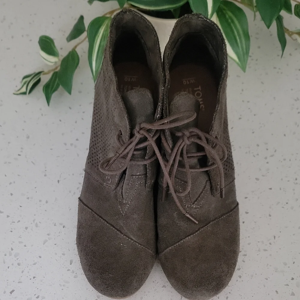 Toms Olive Brown Wedge Shoes with Lace-Up Design - Picture 3 of 7